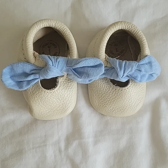 Freshly Picked Blue Bow Leather Moccasins - Picture 2 of 7